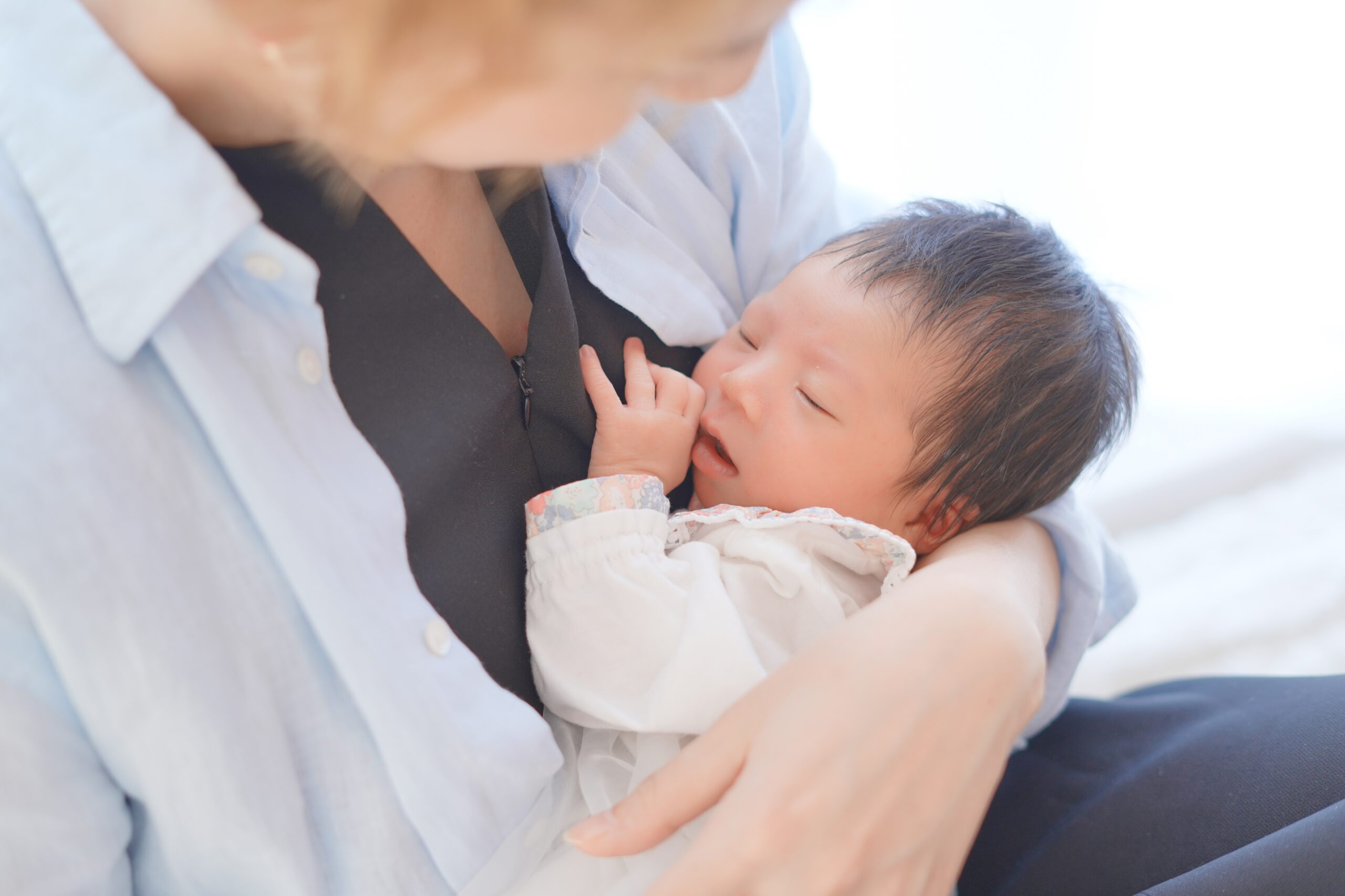 ベビーマッサージ 胸ちら ねんねのお悩み解消！赤ちゃんを質の良い睡眠に導くためにやってあげたいこと - happy moon